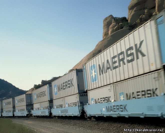 железнодорожный состав компании Maersk